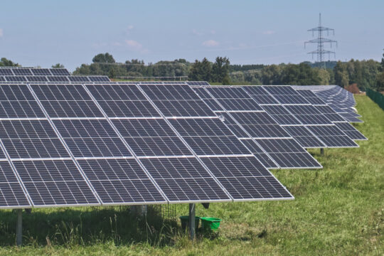 【初心者向け】太陽光発電投資とはどんな投資？メリット・デメリットを理解しよう！