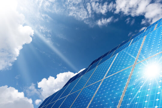 太陽光発電投資するなら中古がいい？メリットやデメリットを解説