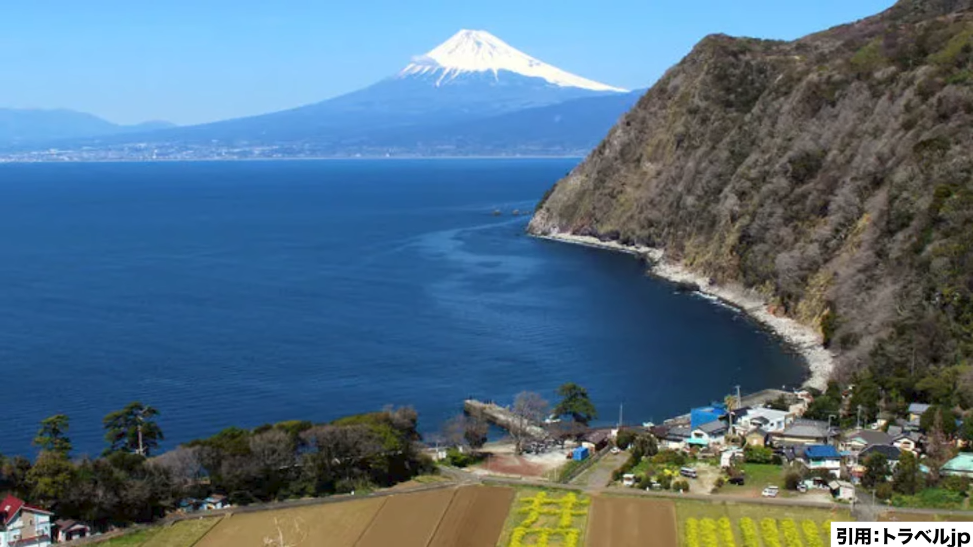 西伊豆には北側を見ると富士山が見えて視界の左側が海で右側が山で奥に富士山…