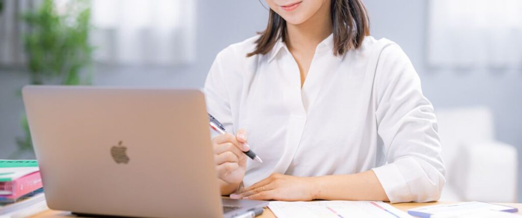 作業する女性