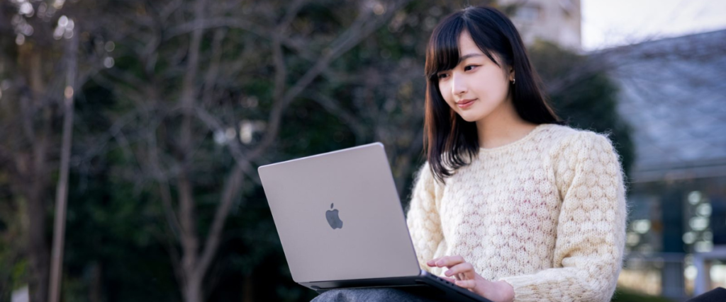 PCを操作する女性