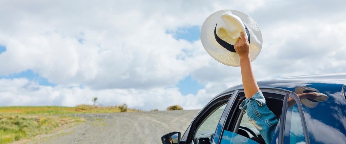車の窓から手を振る